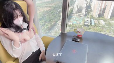 清纯秘书为升职加薪主动献身老板~落地窗前被爆操内射！ 看桃桃完整版视频请关注推特入群哦~