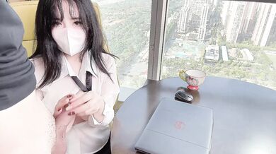 清纯秘书为升职加薪主动献身老板~落地窗前被爆操内射！ 看桃桃完整版视频请关注推特入群哦~