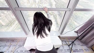 清纯秘书为升职加薪主动献身老板~落地窗前被爆操内射！ 看桃桃完整版视频请关注推特入群哦~