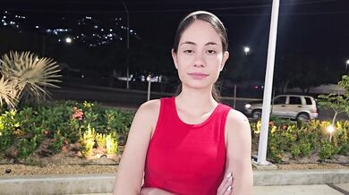 Hermosa chica la dejan plantada en la calle y le ofrezco mi ayuda para llevarla a su casa