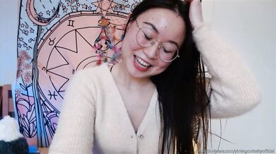 Yiming Curiosity 依鸣 - 2022 新年生活更新！应你们要求我说中文啦！- 中国留学生 美女网红主播