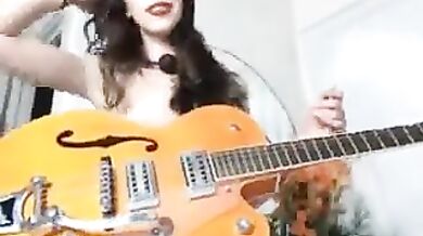 Audrey plays music and masturbates in webcam show 2016-07-19