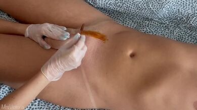 The waxing master couldn't resist jerking off this hard cock