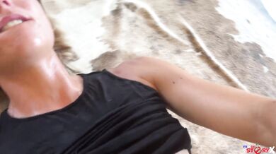 Je fais squirter Lea PAM lui met un doigt dans le cul et jouis dans sa bouche ( elle avale )