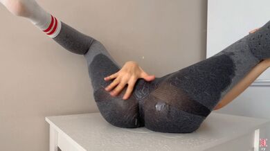 Girl cum on the table with huge leggings squirt ever