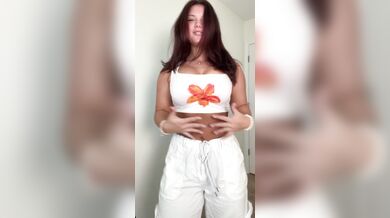 Sexy moves, flower power ???? Brunette model bringing the heat with this viral dance!