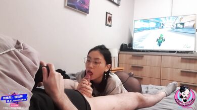 June Liu 刘玥 / SpicyGum - Chinese Teen Giving Blow Job to SexFriend While Playing Mario Kart (JL_071)