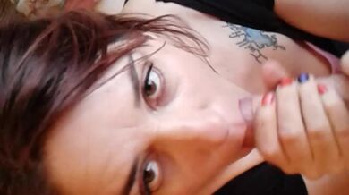 beautiful wife throats hubby for quicky mouthpie