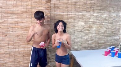 Lo que empezó como un simple juego de hermanastros termino con una follada y una corrida en su coño.