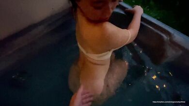 YimingCuriosity依鸣 Public hot spring with Asian submissive sextoy - big ass bikini amateur POV