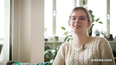 Ersties - Das süße Baby Ally kommt mit einem Sexspielzeug aus Glas