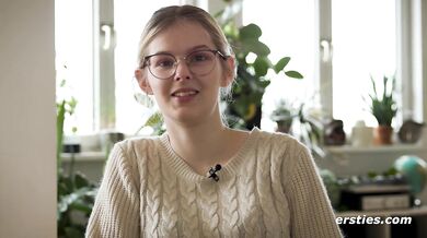 Ersties - Das süße Baby Ally kommt mit einem Sexspielzeug aus Glas