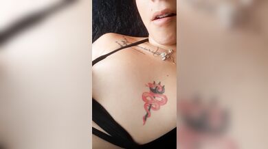 I show my tits and masturbate at my boyfriend's house