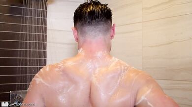 Michael Boston Spreads His Ass Wide In The Shower