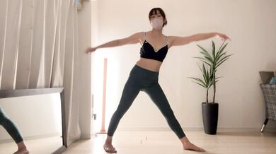 【全裸ヨガシリーズ2】本編無修正！今日のレッスンはゆかろん先生はおまんこにバイブを仕込んでヨガってみたよ♡途中で思わずポーズ取りながら潮吹きしちゃった…