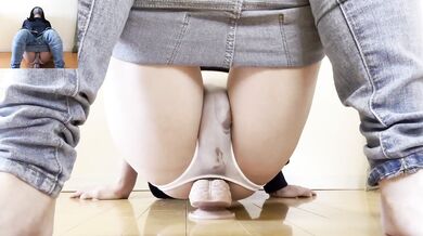 透明イスに跨りアナルオナニー。下から見られる感覚で大興奮し、そのままセルフ中出し！