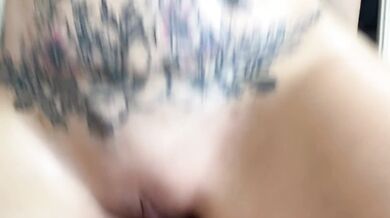 Mi vecino me visita mientras mi esposo no esta y terminamos cogiendo.