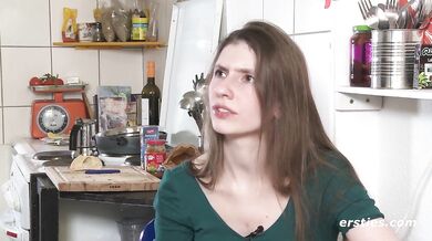 Ersties - Die natürlich schöne Vanessa masturbiert mit einem Vibrator