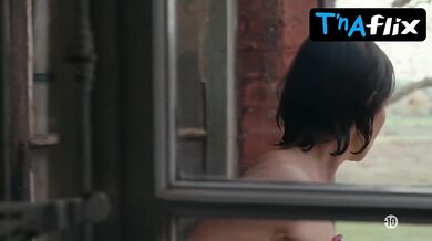 Geraldine Pailhas Sexy Scene in Les Malvenus