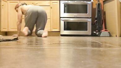 My housekeeper : naked on the floor on all fours !