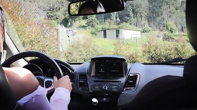 Me encontré con un desconocido en la carretera y terminamos teniendo sexo en mi carro/ I met a stran