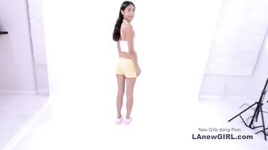 Horny Brunette finds it difficult not to reach orgasm 2 quickly