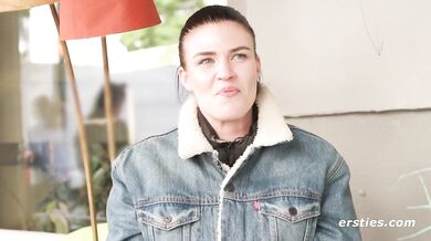Ersties - Die abenteuerlustige Josie L erforscht sich lustvoll