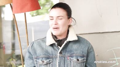 Ersties - Die abenteuerlustige Josie L erforscht sich lustvoll