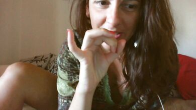 Il tuo pene molto piccolo e moscio fa ridere le belle ragazze - Femdom Ita