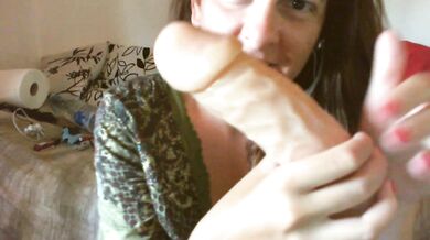 Il tuo pene molto piccolo e moscio fa ridere le belle ragazze - Femdom Ita