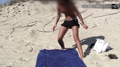 19 year girl shows sexy ass at beach
