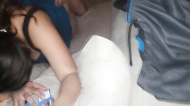 karina se encapricha de un maduro y Su esposo le dice que se lo coja