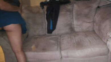 karina se encapricha de un maduro y Su esposo le dice que se lo coja