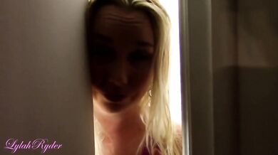 LYLAH RYDER_LA COLORADA_SENSUAL COLORADA BELLA SE MUESTRA EN PANTIMEDIAS CAFES CON COSTURAS DESNUDAS LE HACE TERAPIA AL JÓVEN PA