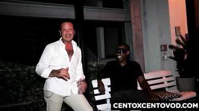 Trombata da un nero e da un manipolo di sconosciuti fans cxc