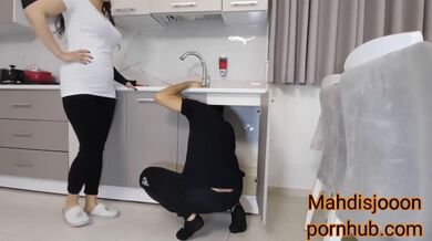 سکس ایرانی با لوله کش حشری جای دستمزد بهش کوس دادم ، داستانی پر از مکالمه فارسی ????