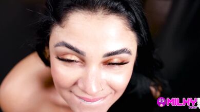 La tetona Steffany está muy cachonda en la silla de entrevista