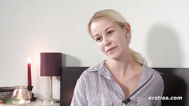Ersties - Die hübsche Blondine Jenny benutzt einen Vibrator an sich selbst