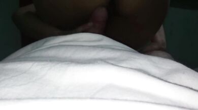 mi hermanastra se vuelve loca cuando ve mi pequeña polla