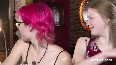 Ersties - Lesbische Mädels lecken sich gegenseitig die Muschi und stopfen sie mit Dildos
