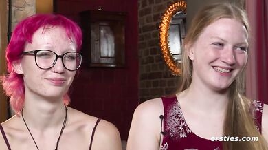 Ersties - Lesbische Mädels lecken sich gegenseitig die Muschi und stopfen sie mit Dildos