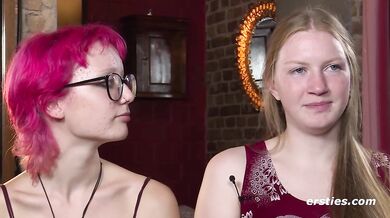Ersties - Lesbische Mädels lecken sich gegenseitig die Muschi und stopfen sie mit Dildos