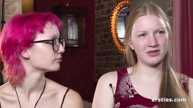 Ersties - Lesbische Mädels lecken sich gegenseitig die Muschi und stopfen sie mit Dildos