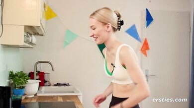Ersties - Die flexible Skaterin Nattie verwöhnt ihre rasierte Muschi mit einem Vibrator