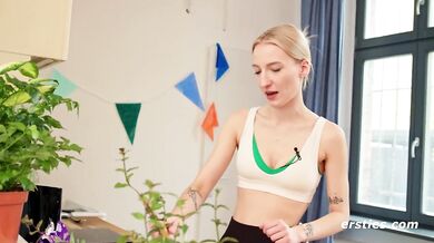 Ersties - Die flexible Skaterin Nattie verwöhnt ihre rasierte Muschi mit einem Vibrator