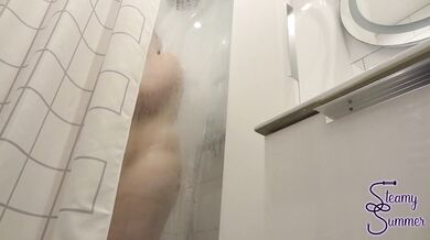 Sous la douche d'une jolie ronde