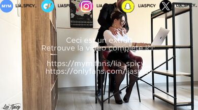 Mon patron marié me baise le cul fort sur mon bureau et se vide sur mes lunettes