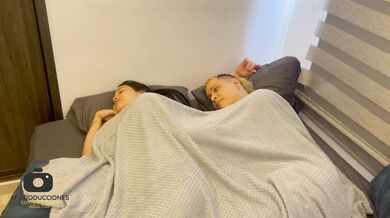 Compartiendo cama con mi timida hermanastra, hace que me la coja por el culo y me venga en su boca.