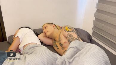 Compartiendo cama con mi timida hermanastra, hace que me la coja por el culo y me venga en su boca.