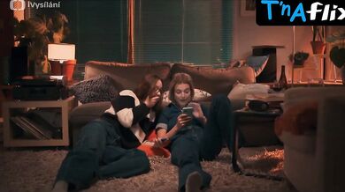 Denisa Baresova Sexy Scene in Vlastne Se Nic Nestalo